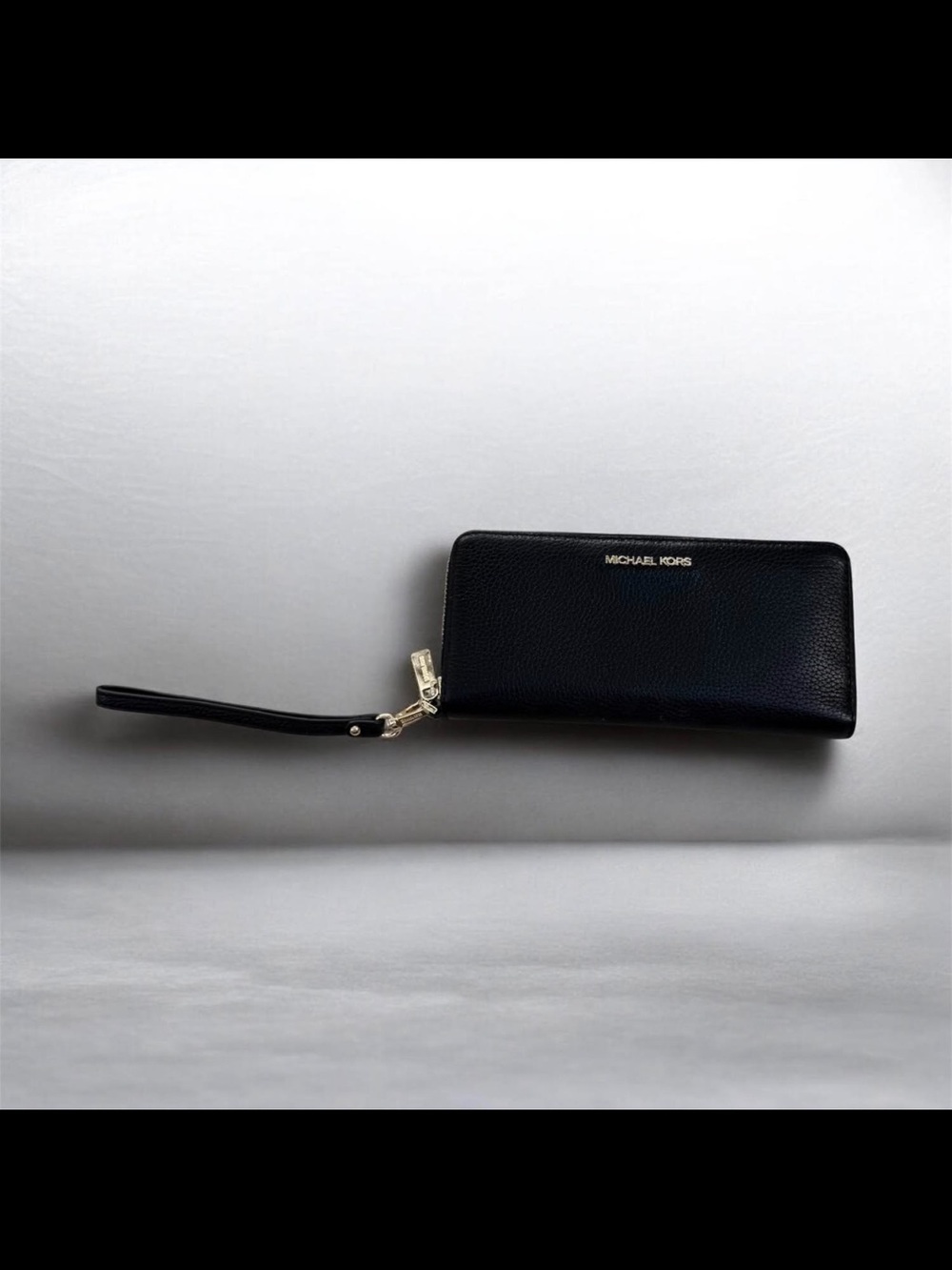 Michael Kors Black Pebbled Leather Men's Zip Wallet with Gold Logo - Picture 9 of 10